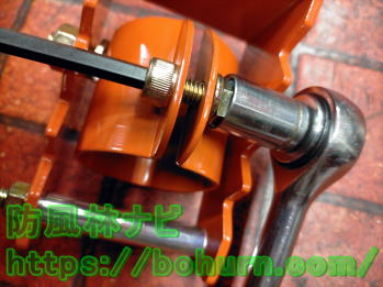 三脚ベースの取付ボルトを緩める